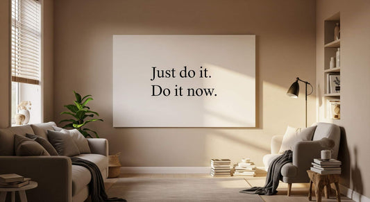 Minimalistisches Wohnzimmer mit stilvollem Wandbild und inspirierendem Zitat „Just do it. Do it now.“